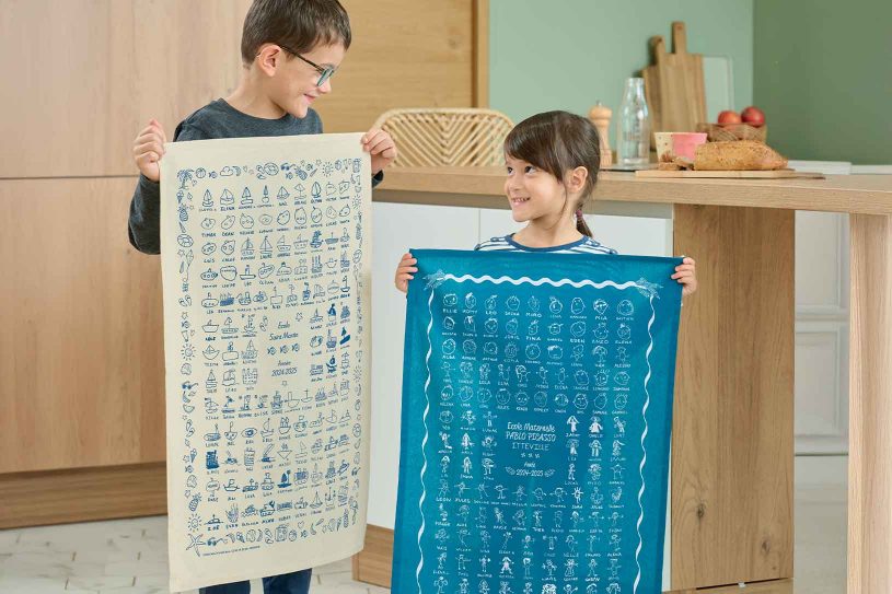 Torchons, tabliers et sacs personnalisés avec dessins d’enfants, regroupés pour réduire les coûts