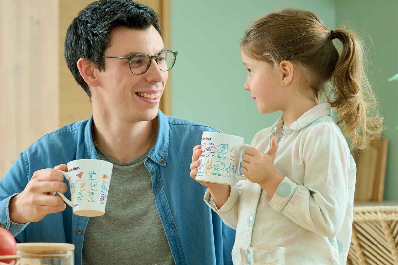 Sets de table, mugs et tee-shirts personnalisés avec dessins d’enfants regroupés pour bénéficier du meilleur prix
