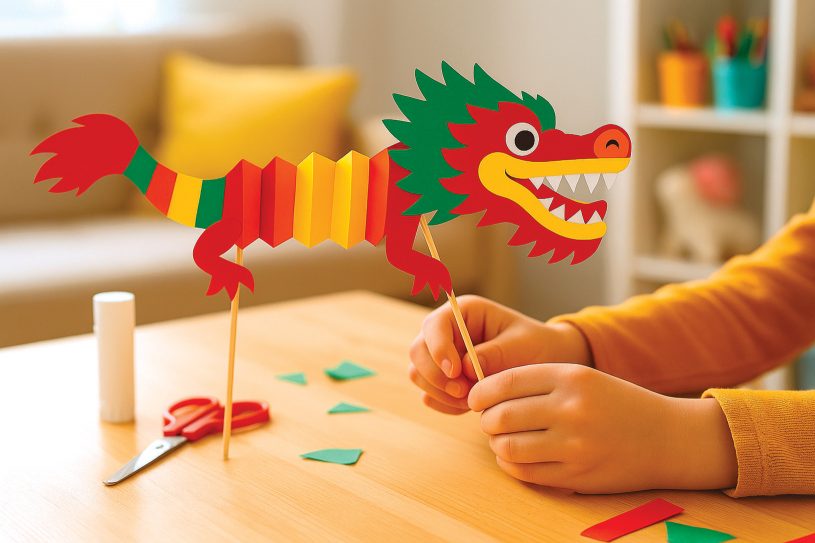 Un dragon articulé Dragon articulé coloré et fabriqué avec les enfants.