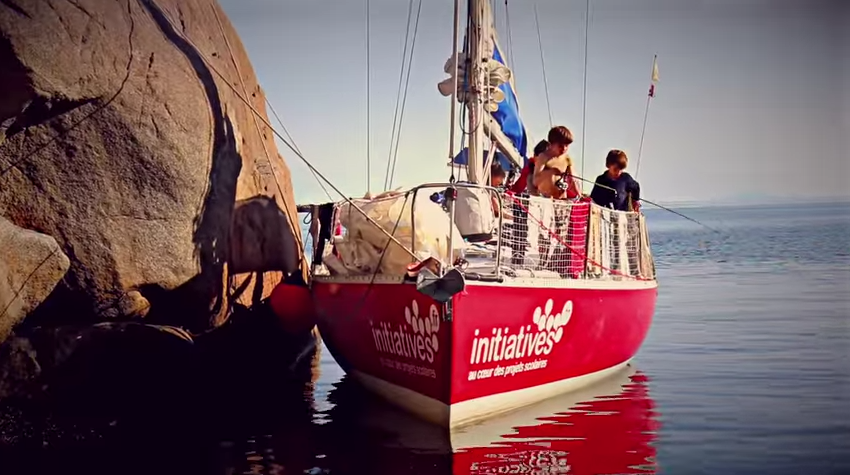 Les enfants découvrent le monde en bateau