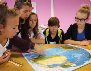 Suivre une course de voile en classe