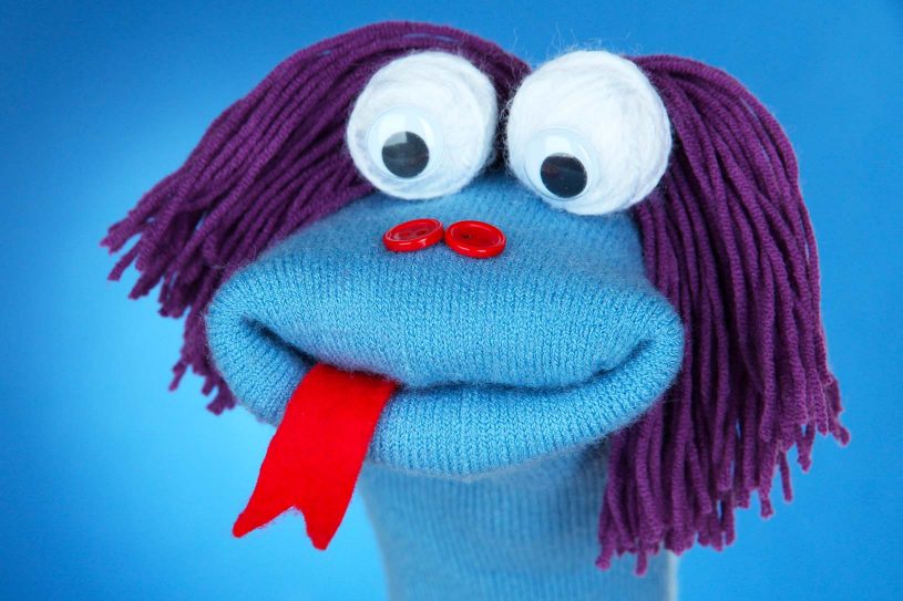 Marionnette chaussette DIY – activité bricolage enfant Marionnette chaussette bleue avec cheveux violets et yeux mobiles, bricolage enfant 6-8 ans