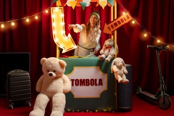 Remise des lots de tombola lors d’une kermesse scolaire, stand décoré et lots à gagner.