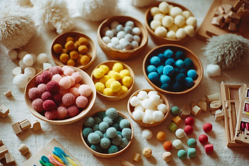 Activité Montessori de tri par couleur avec des boules en feutrine