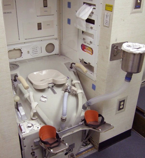 Toilettes dans l'ISS pour Sophie Adenot